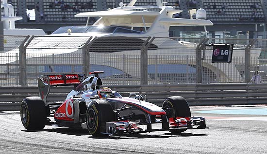 Lewis Hamilton, da McLaren, durante treino livre no GP de Abu Dhabi