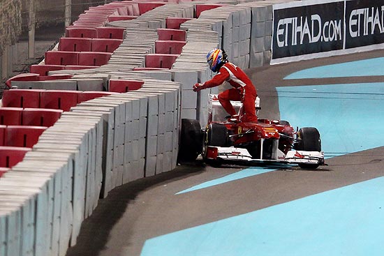 Fernando Alonso deixa sua Ferrari aps bater no muro da curva 1