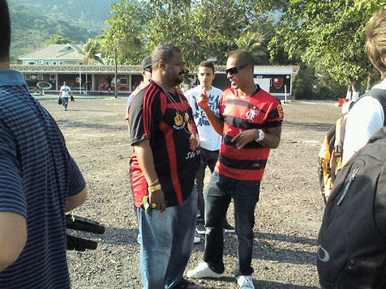 Os sambistas Arlindo Cruz (à esquerda) e Leandro Sapucahy visitam treino do Flamengo