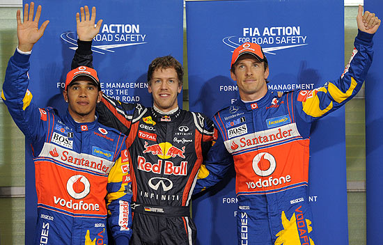 Sebastian Vettel (centro) comemora pole em Abu Dhabi, ao lado de Hamilton (dir.) e Button; clique e veja imagens