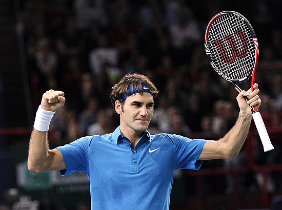 Suíço Roger Federer comemora após vencer o tcheco Tomas Berdych, na semifinal do Masters 1000 de Paris