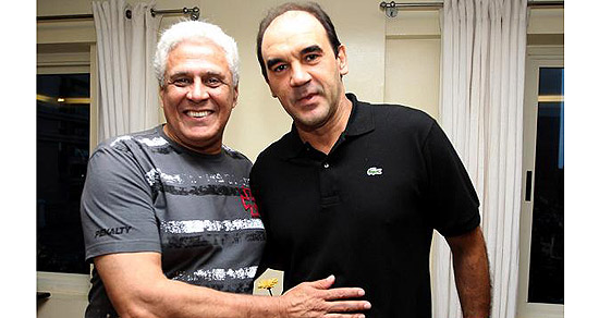 Ricardo Gomes recebe a abraço de Roberto Dinamite, em encontro em 2011
