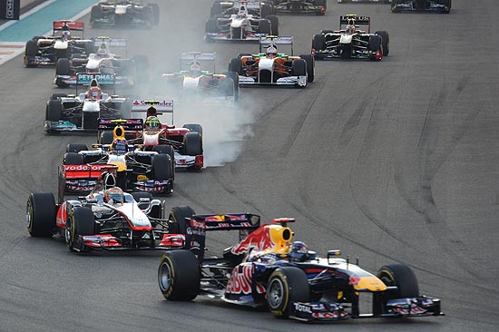 Largada do GP de Abu Dhabi com Sebastian Vettel na primeira colocação