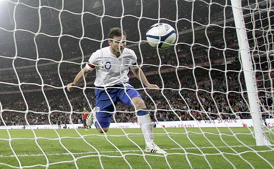 Lampard aproveita o rebote e, de cabeça, marca no triunfo de 1 a 0 sobre a Espanha, em Wembley