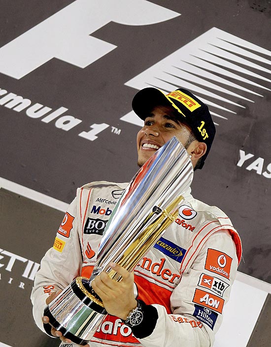 Lewis Hamilton, da McLaren, com a taa do GP de Abu Dhabi