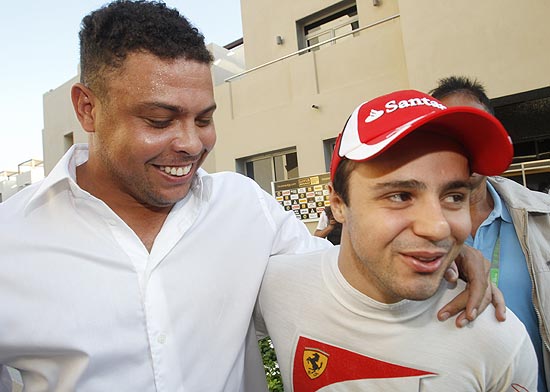Felipe Massa, da Ferrari, com o ex-jogador Ronaldo antes do início do GP de Abu Dhabi