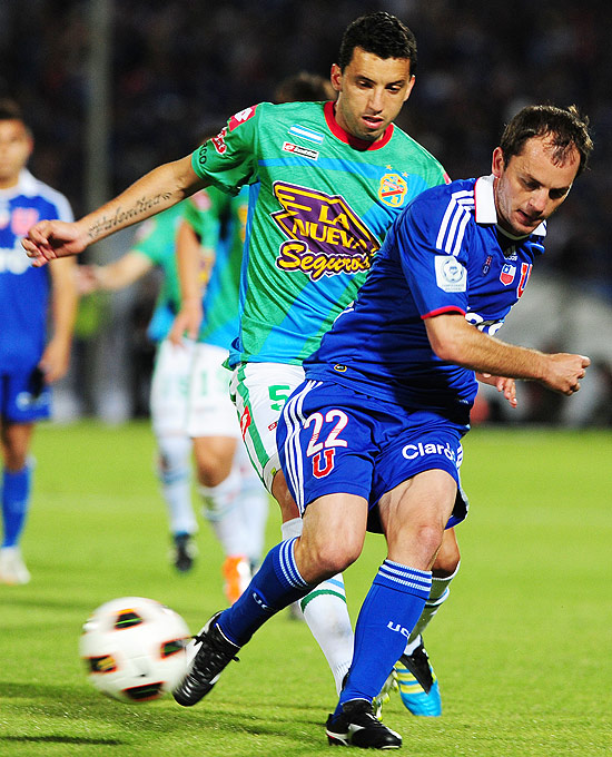 Gustavo Lorenzetti, do Universidade de Chile (à direita) disputa bola com Jorge Ortiz