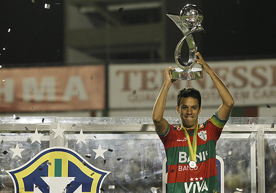 Marco Antnio levanta o trofu de campeo da Srie B do Campeonato Brasileiro