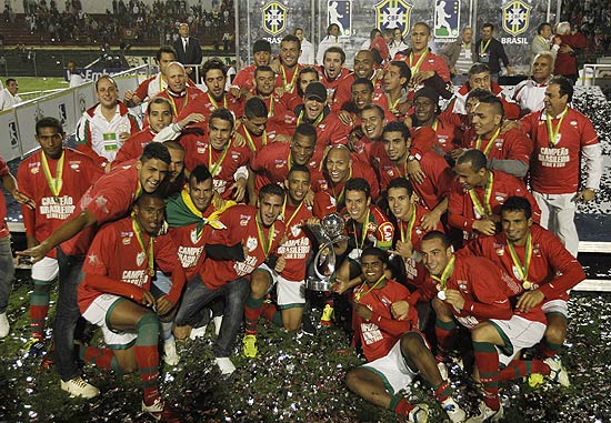 Jogadores da Portuguesa posam com o troféu de campeão da Série B