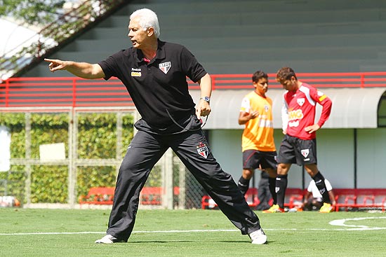 O técnico Emerson Leão comanda treino do São Paulo