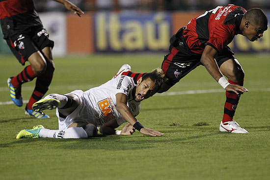 O atacante Neymar cai em em lance durante a partida contra o Atlético-GO, no Pacaembu