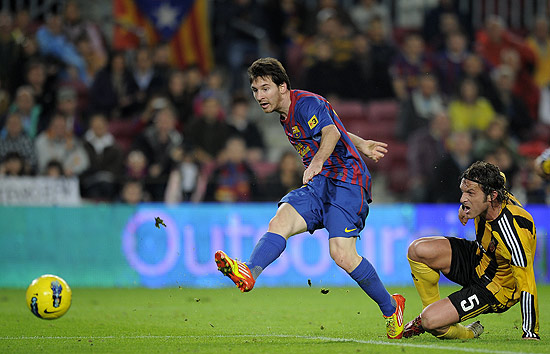 Argentino Lionel Messi chuta para marcar o segundo gol do Barcelona sobre o Zaragoza