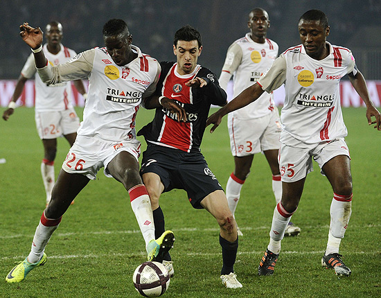 O mai argentino Javier Pastore, do Paris Saint-Germain, disputa a bola com Salif Sane e o zagueiro brasileiro Andre Luiz, do Nancy