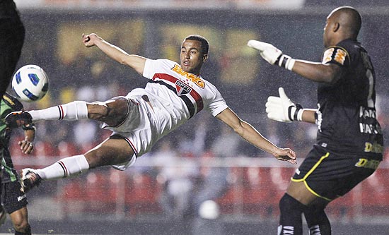 Lucas, em lance durante jogo contra o Amrica-MG; jogador no enfrenta o Palmeiras