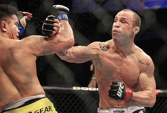 Wanderlei Silva (dir.) atinge Cung Le no segundo round da edio 139 do UFC