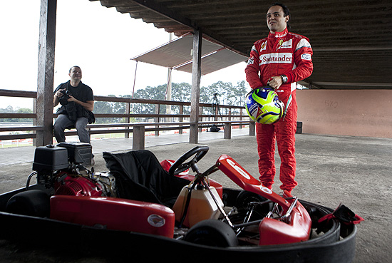 O piloto Felipe Massa se prepara para corrida de kart com a imprensa, em Cotia (SP)