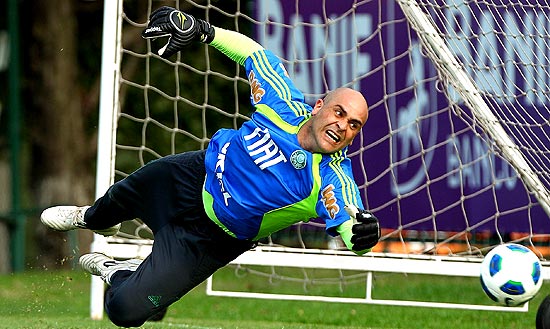 Marcos se estica para defender a bola durante treino do Palmeiras