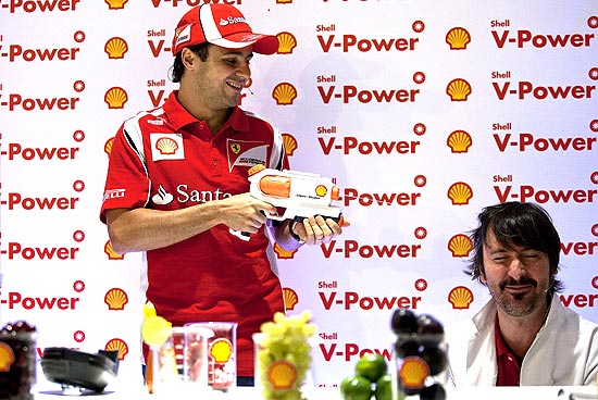 Felipe Massa joga gua em membro da Ferrari durante evento em So Paulo