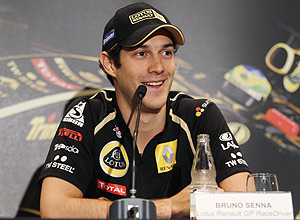 Bruno Senna sorri durante entrevista