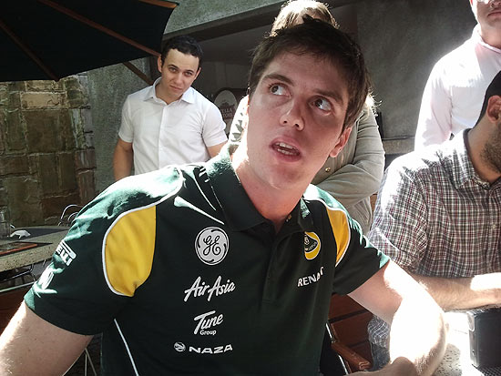 O brasileiro Luiz Razia d entrevista em So Paulo; piloto testar Lotus nesta sexta