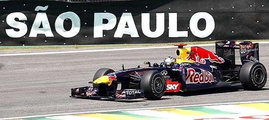 Sebastian Vettel, com a sua Red Bull, corre em treino livre em Interlagos