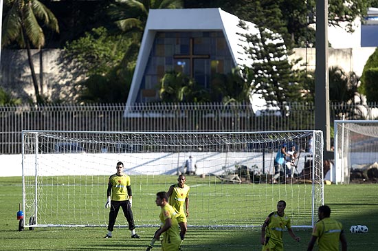 Jogadores do Vasco treinam na frente da capela no estádio de São Januário