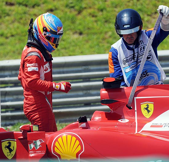 Fernando Alonso abandona sua Ferrari aps problema no motor; clique e veja imagens