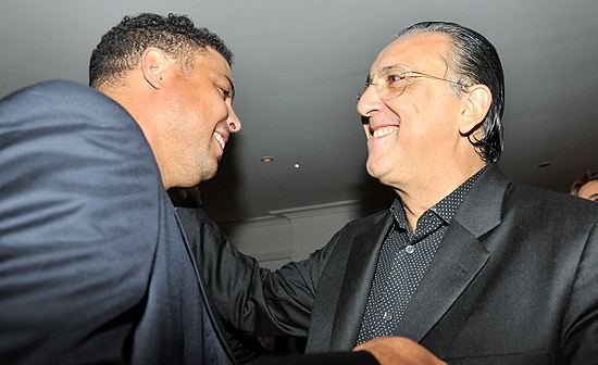 Ronaldo e Galvo conversam durante jantar feito para o narrador; clique na foto e veja galeria