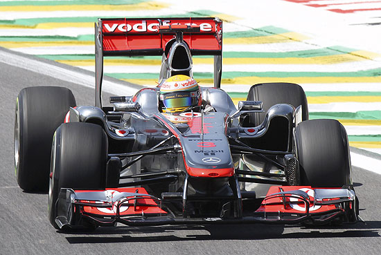Lewis Hamilton, da McLaren, durante o treino livre no GP Brasil