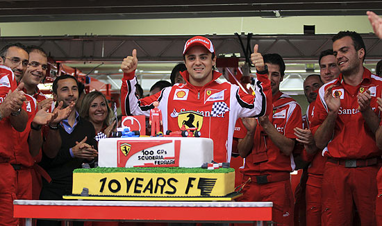 Massa ganha bolo e parte de carro por seus 100 GPs na Ferrari; clique na foto e veja galeria