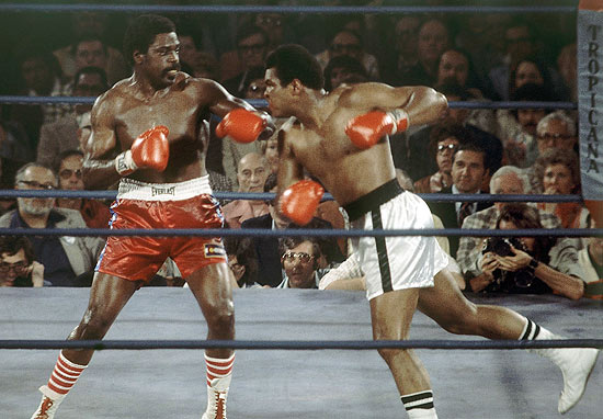 Muhammad Ali, à direita, luta com Ron Lyle durante o 11º round na disputa pelo título dos pesados, em 1975