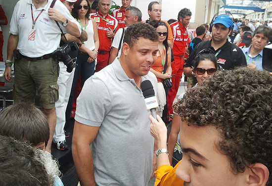 Ronaldo dá entrevista em Interlagos durante o GP Brasil