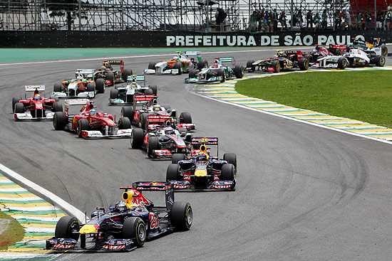 Largada do GP Brasil com Sebastian Vettel, da Red Bull, na liderana