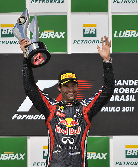 Mark Webber com a taça de campeão do GP Brasil, em Interlagos