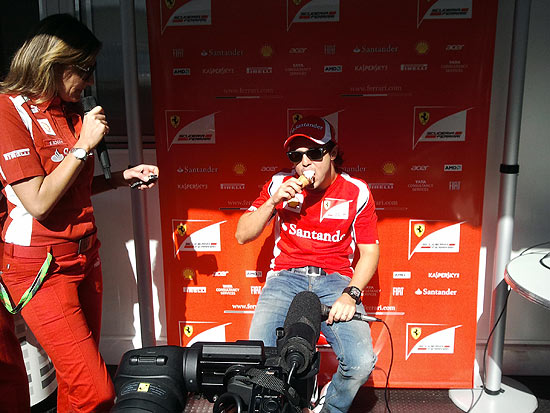 Felipe Massa toma sorvete durante entrevista coletiva no GP Brasil