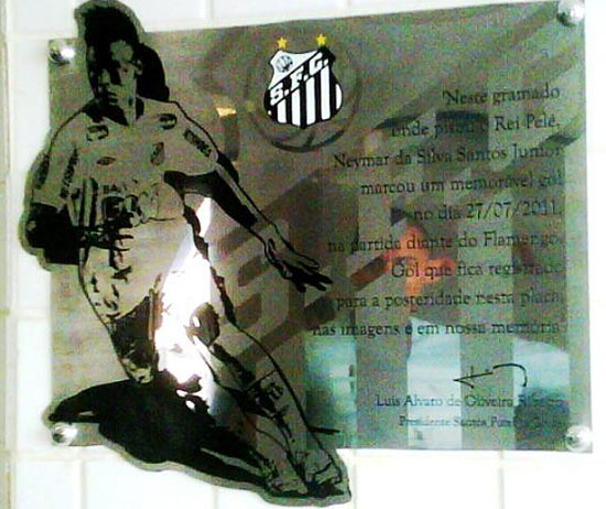 Placa recebida pelo atacante Neymar antes do jogo contra o Bahia