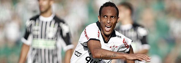 Liedson comemora gol do Corinthians contra o Figueirense; acesse mais fotos