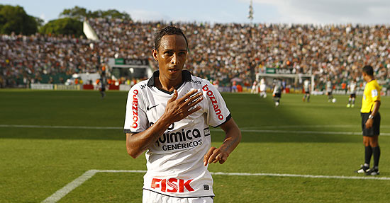 Liedson (foto), do Corinthians, comemora o gol marcado contra o Figueirense, no último domingo