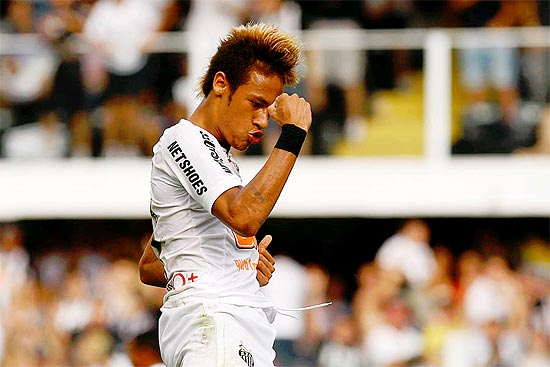 O atacante Neymar comemora um gol pelo Santos na Vila Belmiro