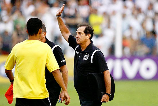 O técnico Muricy Ramalho (dir.) acena para a torcida do Santos, na Vila Belmiro