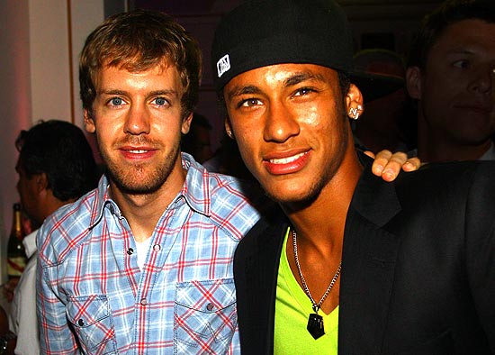 Neymar posa para foto ao lado do alemão Sebastian Vettel, piloto da Red Bull