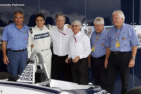 Nigel de Strayter (mecânico), Nelson Piquet, Alan Woollard (logística), Bernie Ecclestone (então diretor da equipe), Herbie Blash (chefe da equipe) e Charles Whiting (chefe dos mecânicos) se reúnem depois de 30 anos em estande comemorativo da Brabham montado no paddock de Interlagos para o 40º Grande Prêmio Petrobras do Brasil de Fórmula 1