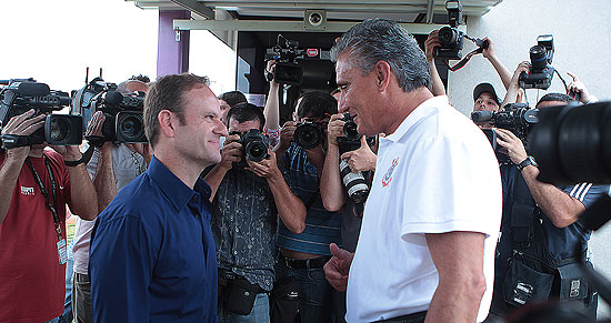 O piloto Rubens Barrichelo conversa com o técnico Tite no CT do Corinthians