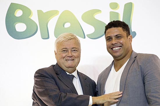 Ricardo Teixeira e Ronaldo se abraçam e posam para foto; clique na imagem e veja galeria