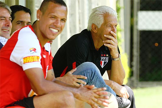 Emerson Leão sorri ao lado de Luis Fabiano durante treino; clique na foto e veja imagens da carreira do técnico