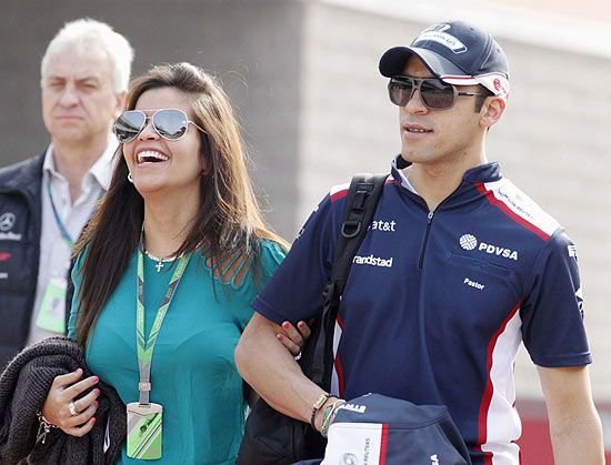 O piloto venezuelano Pastor Maldona com a namorada Gabriella Tarkany, na Coreia do Sul
