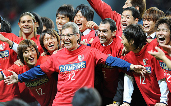 Oswaldo de Oliveira comemora com seus jogadores a conquista do Campeonato Japonês