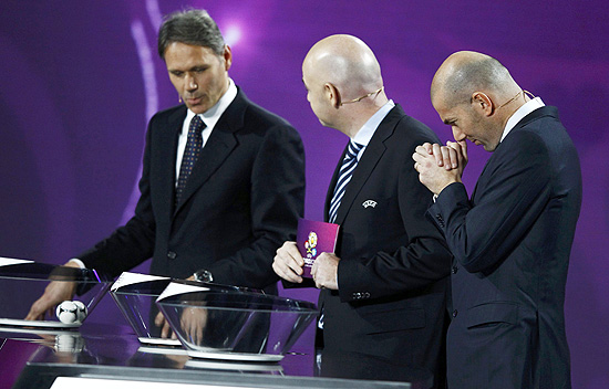 Zinedine Zidane (dir.) gesticula ao lado do ex-jogador holandês Marco Van Basten (esq.)