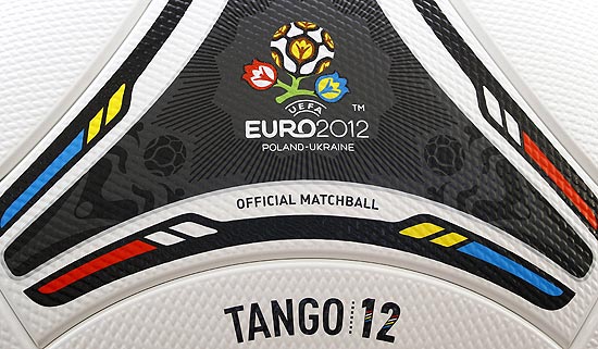Detalhe da bola "Tango 12" que será usada na Eurocopa da Polônia e Ucrânia