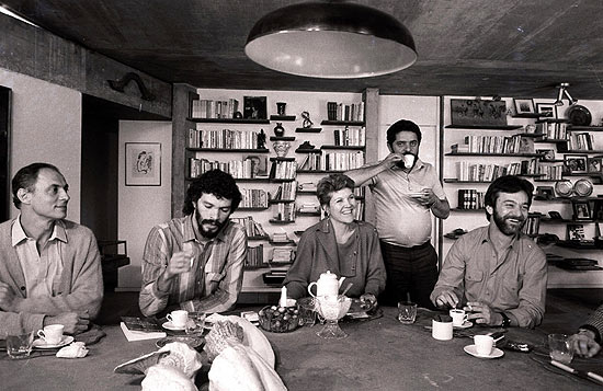 Encontro entre Eduardo Suplicy (esq.), Scrates, Marta Suplicy e Adilson Monteiro Alves na casa de Luiz Incio Lula da Silva (de p)